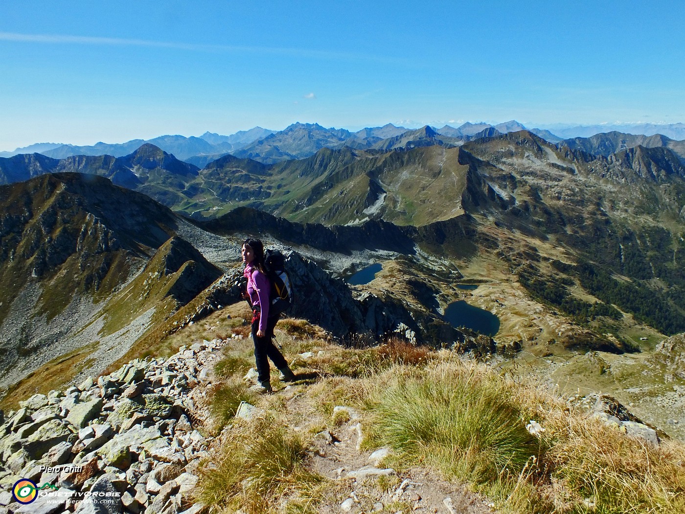 48 Scendiamo con vista sui Laghi di Porcile ed oltre .JPG